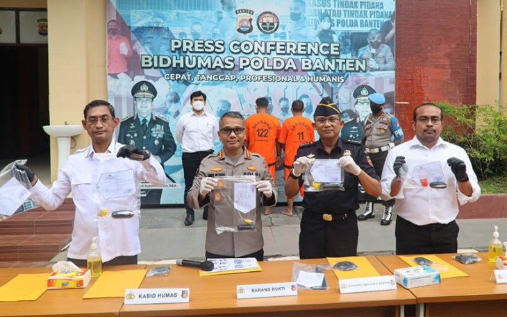 Kabid Humas Polda Banten Kombes Pol Shinto Silitonga saat press conference pada Senin (05/12).