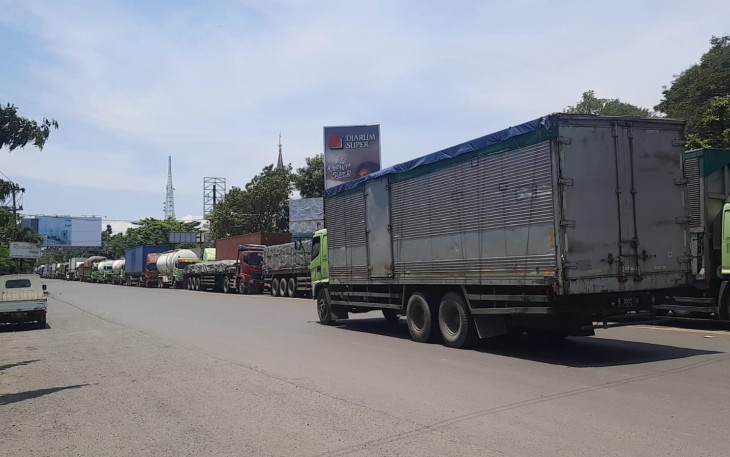 Kendaraan bermotor dari arah Rembang menuju Pati terjebak kemacetan di jalur Pantura Rembang-Pati.