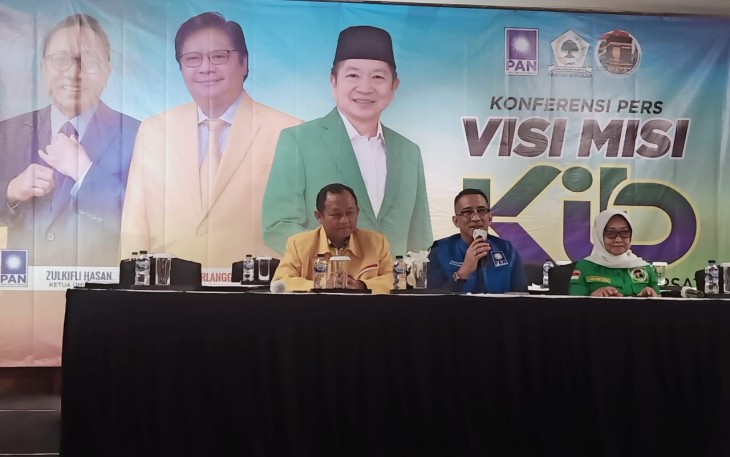 Ketua DPW PAN Jatim, Rizki Sadiq (Tengah) saat jumpa pers, Jumat (12/8/2022).