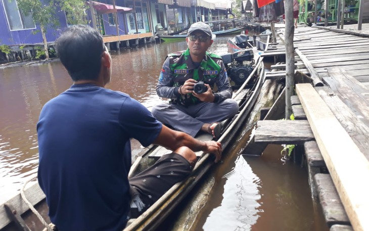 Tim Satgas Penerangan TMMD saat Imbau Nelayan Agar Tidak Merusak Ekosistem Air saat Mencari Ikan 