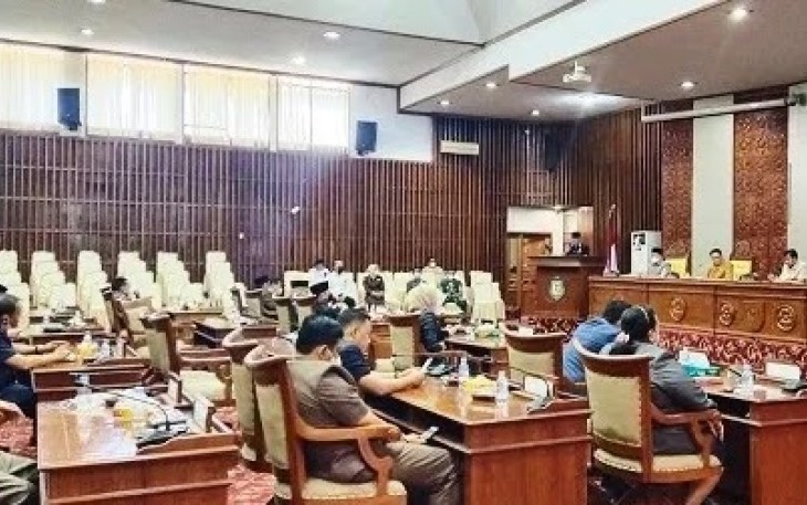 Rapat Paripurna Dengar Jawaban Fraksi-Fraksi Terhadap Pendapat Gubernur Atas Raperda Inisiatif DPRD, Senin 21 Februari 2022.