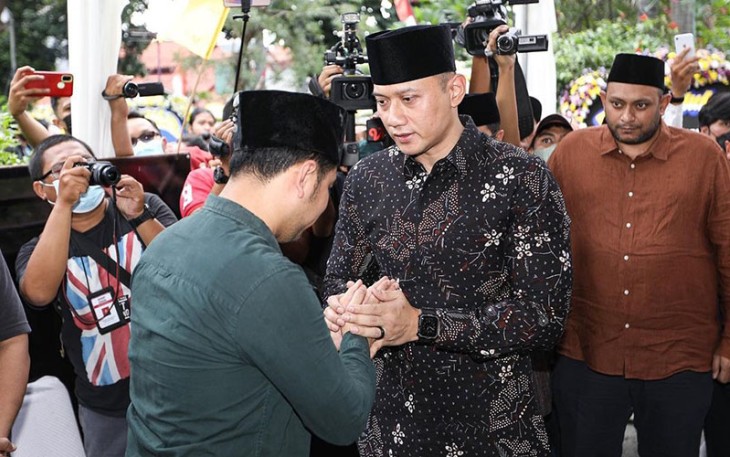 Suasana di rumah duka meninggalnya H. Achmad Hermanto Dardak ayahandanya Ketua DPD Demokrat Jatim Emil Dardak