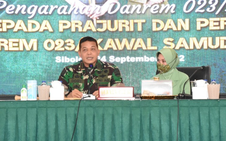 Danrem didampingi ketua persit saat beri pengarahan