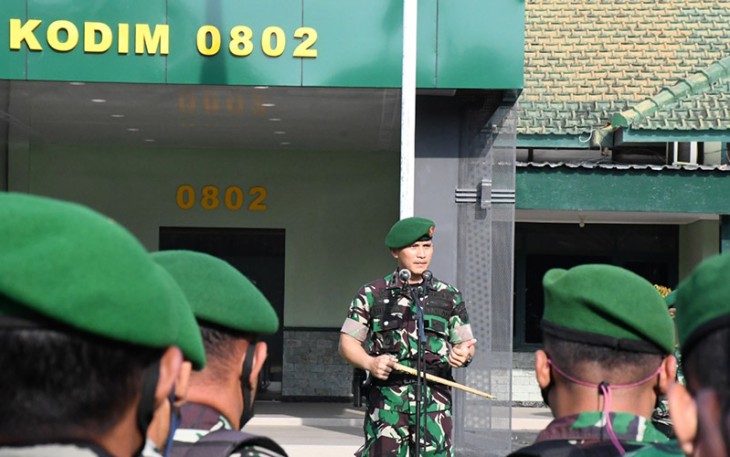 Dandim 0802/Ponorogo, Letkol Inf Hirta Juni Adriansyah saat beri Jam Komandan kepada anggota, Senin (12/09/2022).