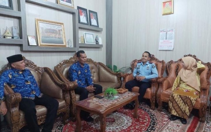 Kunjungan Kalapas Kelas III Suliki Kamesworo bersama jajaran disambut langsung oleh Kepala Dinas Pendidikan Kabupaten Limapuluh Kota Indrawati.