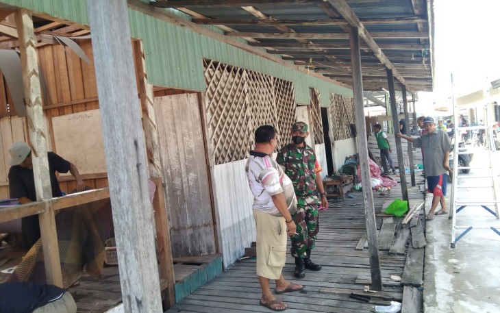 Babinsa Palangka Bersama Warga Gotong Royong Bersihkan Masjid 