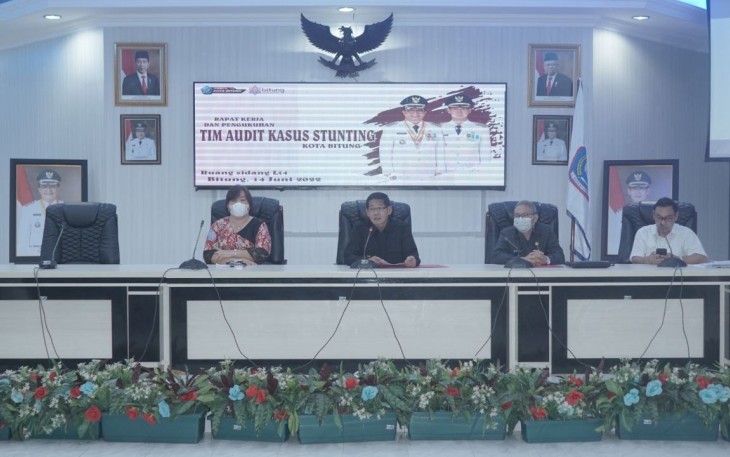 Wakil Walikota Bitung Hengky Honandar saat memimpin rapat sekaligus mengukuhkan Tim Audit Kasus Stanting Kota Bitung