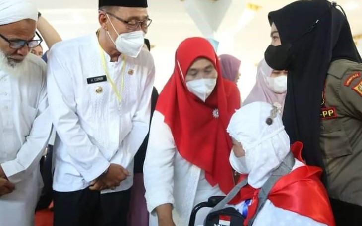 Bupati Labuhanbatu Selatan saat Lepas Jemaah Calon Haji 