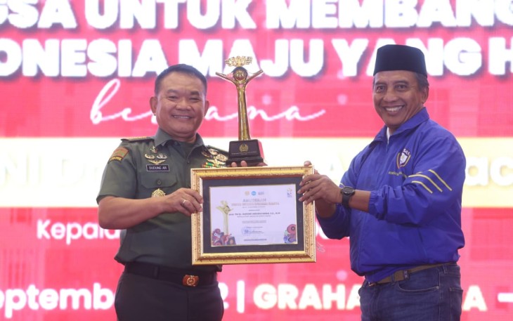 Kasad saat terima Anugerah Widya Wiyata Dharma Samya