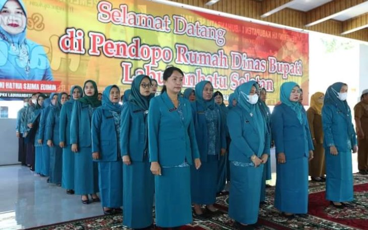 Ketua TP. PKK Ny. Hj. Darni Hatna Edimin Selatan saat melantik pengurus TP. PKK Labuhanbatu Selatan di Aula Pendopo Rumah Dinas Bupati, Hadundung, Selasa (21/06/2022).