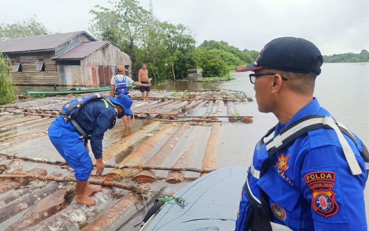 Ditpolairud Polda Kalteng saat Amankan 200 Batang Kayu Illegal Logging di Perairan Mentaya 