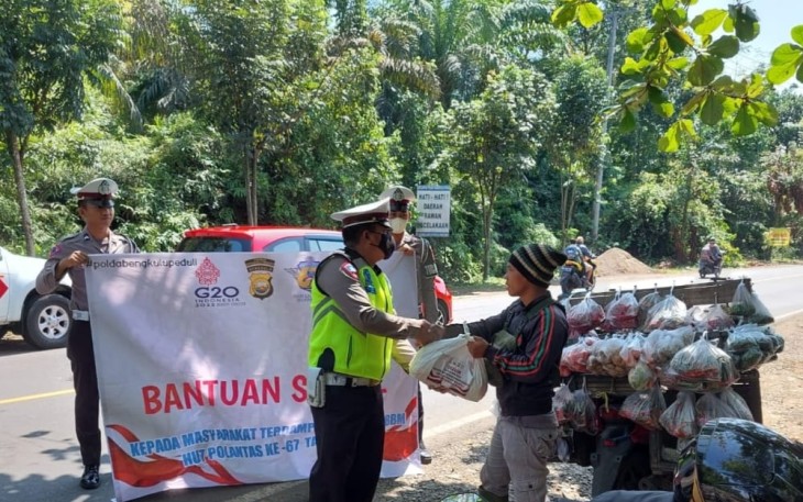 Satlantas Polres Benteng saat Beri Sembako ke Warga 