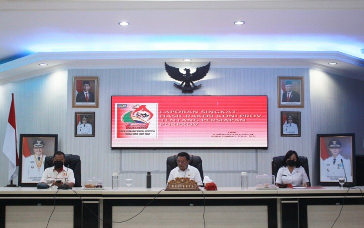 Walikota Bitung (tengah) saat memimpin rapat bersam Koni Bitung