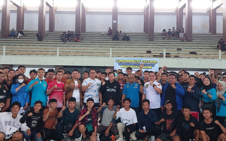 Waka DPD RI Sultan B Najamudin (Tengah kenakan jaket hitam) saat Buka Futsal KNPI Cup 
