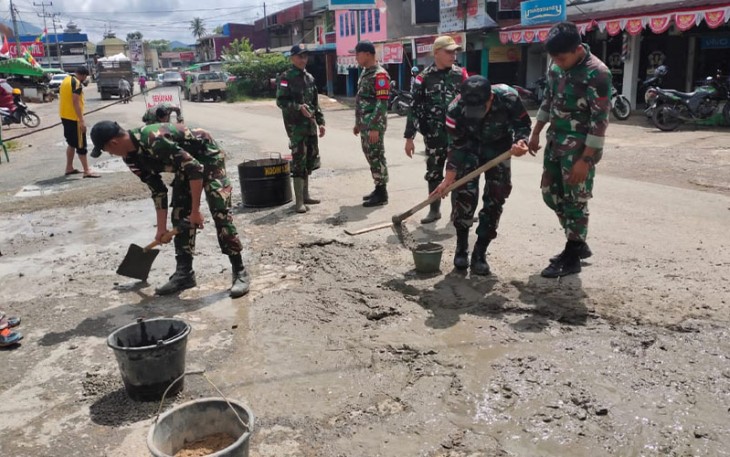 Satgas Pamtas Yonif 645/Gty saat Karya Bakti Pengecoran Jalan Raya di Perbatasan