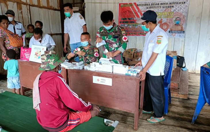 Satgas Pamtas Yonif 126/KC saat Lakukan Pengobatan Massal di Wilayah Perbatasan