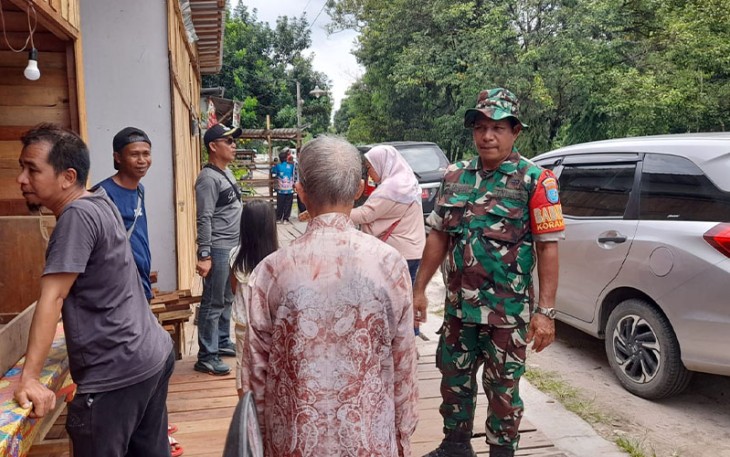Babinsa Koramil Pahandut Bersama Instansi Terkait saat Tertibkan Para Pedagang 