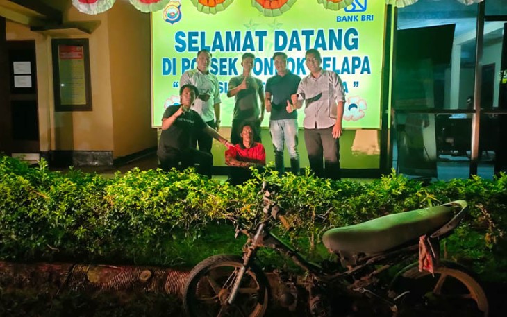 Tersangka (jongkok diborgol) saat diamankan