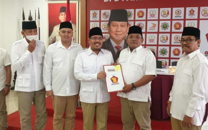 Adib Patoni, S Pd, S Sos, saat menerima Surat Keputusan (SK) dari DPP Partai Gerindra, di Kantor DPD Partai Gerindra Jawa Timur.