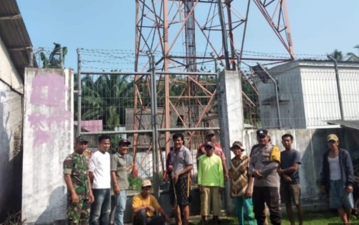 Pilar Desa saat Kawal Warga Segel Tower Provider di Kaur