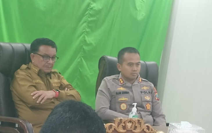 Walikota Bitung Bersama Kapolres Bitung saat saat mengikuti rapat koordinasi oleh Mendagri RI
