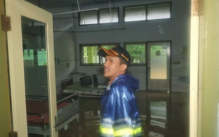 Wakil Bupati Trenggalek, Syah Muhamad Natanegara, saat meninjau bencana Banjir di RSUD dr Soedomo, Selasa (18/10/2022).