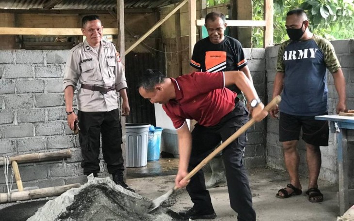Dandim 1310/Bitung saat ikut membantu mengaduk campuran semen