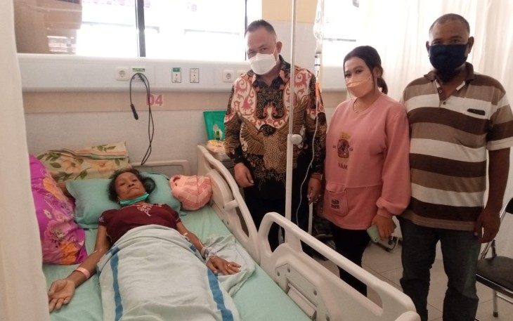 Ketua Komisi D DPRD Jawa Timur dr Agung Mulyono datang menjenguk wanita paruh baya pada Kamis (8/9/2022).