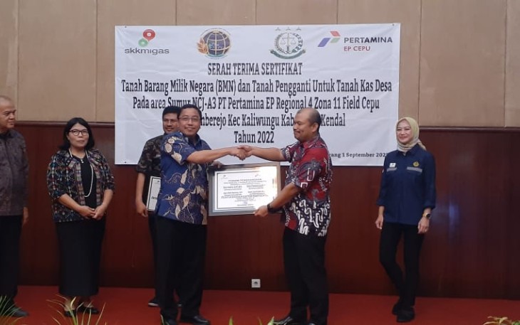 Kantor Pertanahan Kendal saat menyerahkan sertifikat Asset Barang Milik Negara kepada Pertamina EP Cepu Field di hotel Novotel Semarang.