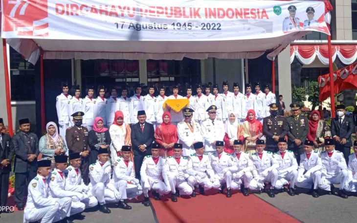 Foto bersama usai upacara bendera Merah Putih dalam rangka HUT Kemerdekaan Republik Indonesia ke - 77 di Halaman Kantor Bupati Pasaman, Rabu (17/8/2022).