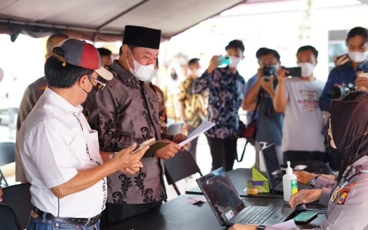 Wakil Gubernur (Wagub) Bengkulu Rosjonsyah saat meninjau pelaksanaan vaksinasi massal di Halaman Polres Rejang Lebong, Sabtu (26/03).