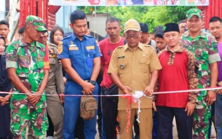 Pemotongan pita tanda peresmian Kampung Pancasila di Kelurahan Senayang Kabupaten Lingga