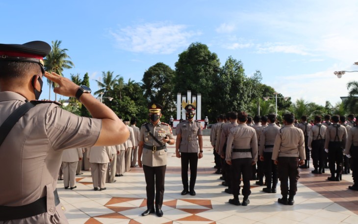 Kapolresta Tanjungpinang saat Pimpin Upacara Ziarah Makam Pahlawan dan Tabur Bunga