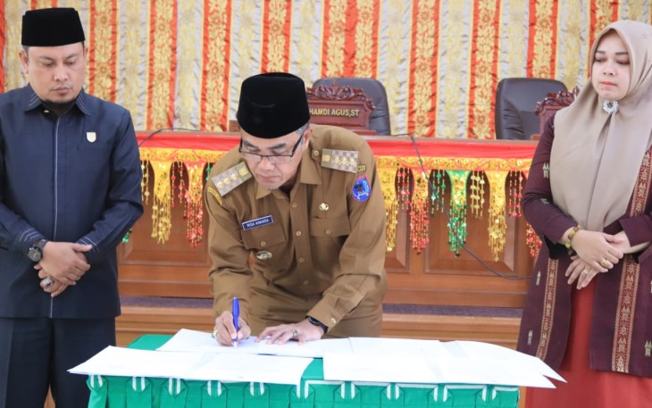 Pengesahan tiga Ranperda menjadi Perda oleh wali kota bersama Dewan Perwakilan Rakyat Daerah Payakumbuh dalam rapat paripurna di kantor DPRD setempat.