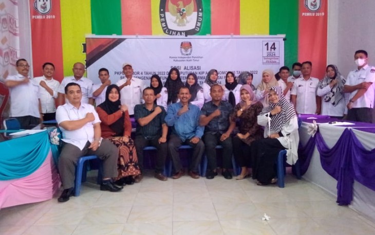 KIP Aceh Timur saat foto bersama usai Sosialisasi PKPU Nomor 4 Tahun 2022, SIPOL dan Keputusan KIP Aceh Timur Nomor 20 tahun 2022 