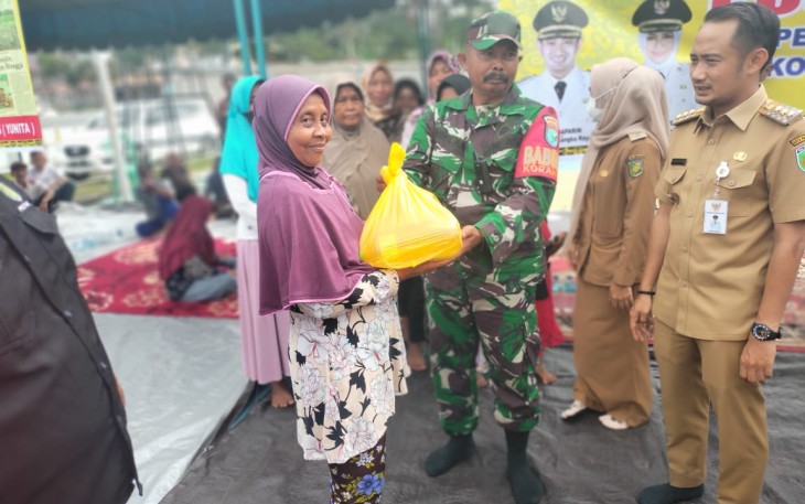 Babinsa saat Dampingi Walikota Salurkan Baksos Kepada Warga Terdampak Banjir 