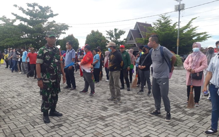 Babinsa Bersama Lurah Langkai saat Laksanakan Kerja Bakti Cek Kesiapan Lomba Adipura 