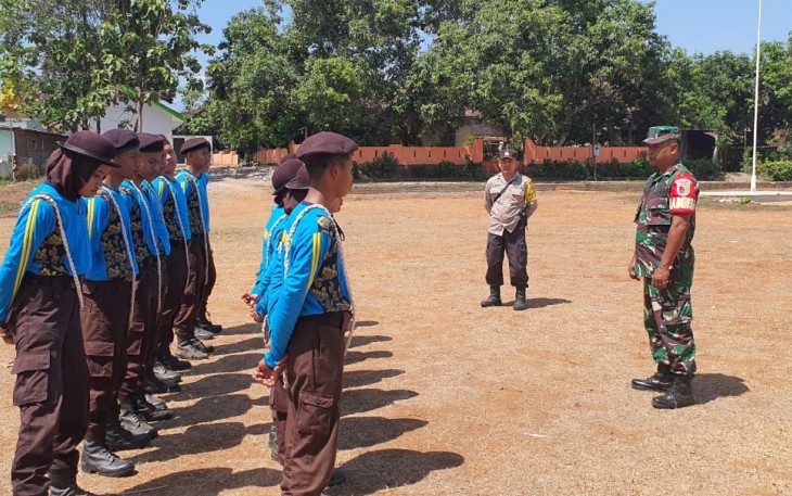Babinsa Koramil Gemarang saat Berikan Pembinaan dan Pelatihan Pramuka Saka Wira Kartika