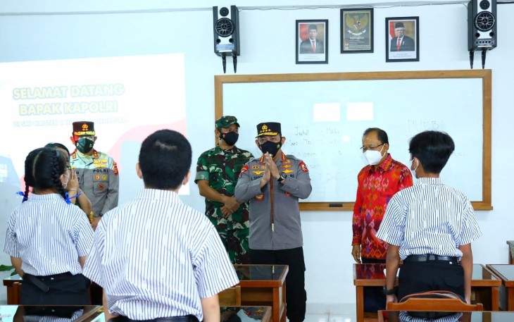 Kapolri Jenderal Listyo Sigit Prabowo melihat penerapan penegakan protokol kesehatan (prokes) proses Pembelajaran Tatap Muka (PTM) di SMP Kristen 1 Harapan