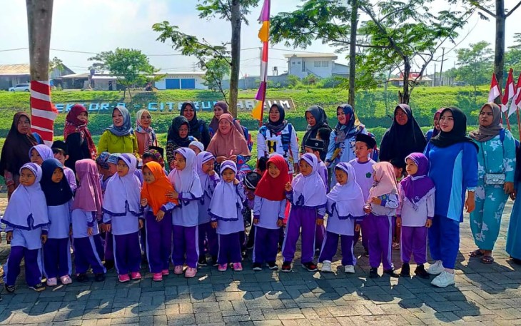 Foto bersama di Taman Ramah Anak Sektor 8 Citarum Harum