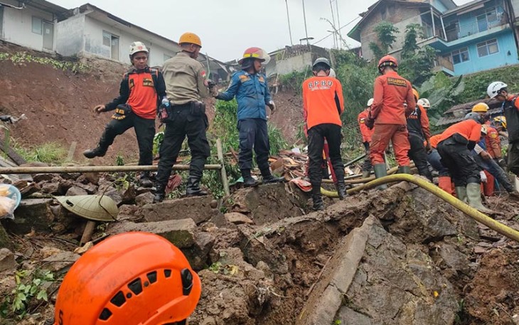 Tim gabungan saat melakukan pencarian korban longsor