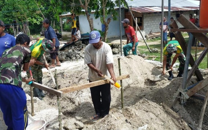Satgas Yonarmed 1 Kostrad saat Bahu Membahu Bersama Warga Liang Percepat Pembangunan Masjid