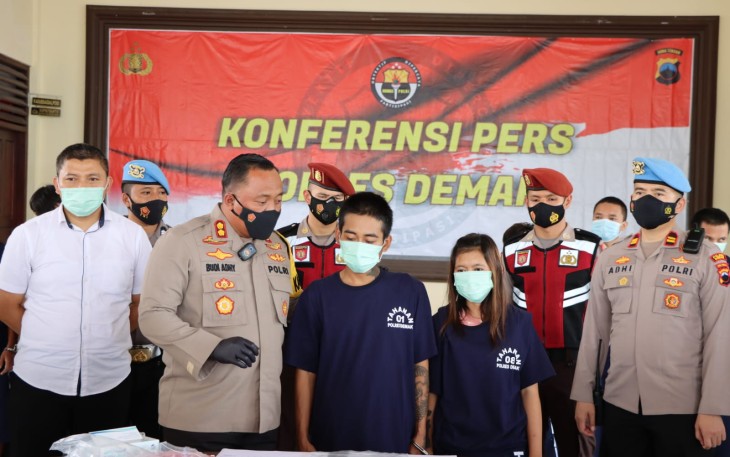 Pasutri terlibat curanmor saat dihadirkan dalam konferensi pers Polres Demak, Rabu (05/10/2022).