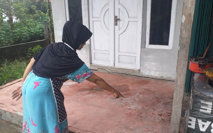 Warga menunjukan lokasi bayi yang diletak diteras rumah.