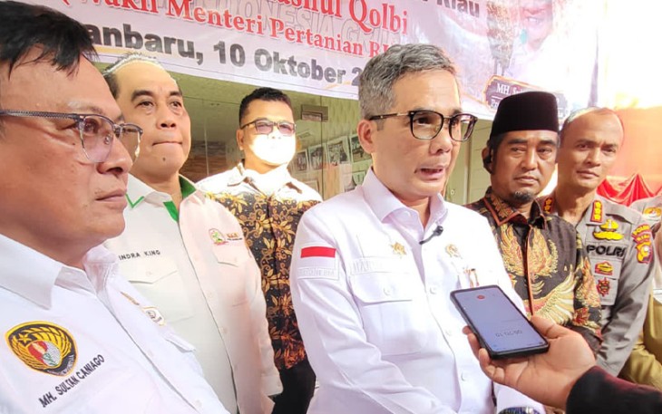 Wakil Mentri Pertanian Harvick Hasnul Qolbi saat diwawancarai awak media.