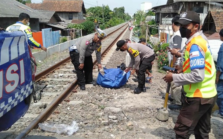 Satlantas Polres Cilegon saat mengevakuasi korban