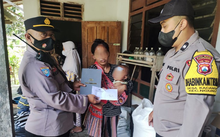 Polsek Ngunut saat Salurkan Uang Duka Kapolres Tulungagung untuk Keluarga Gantung Diri