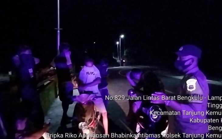 Jajaran Polres Kaur saat patroli tadi malam Rabu (20/04).