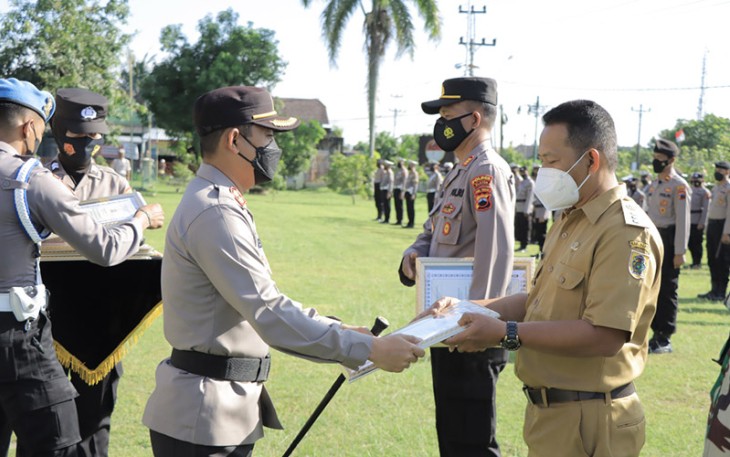 Polres Klaten saat Beri Penghargaan Anggota dan Mitra Polri Hal Percepatan Vaksin