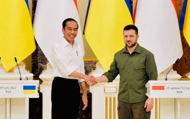 Presiden RI Ir H Joko Widodo saat bertemu Presiden Ukraina Zelenskyy. Foto: (twiter@jokowi)
